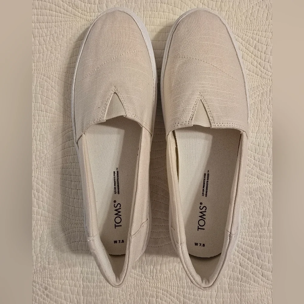 NIB TOMS Ladies Parker Textured Linen Cream Slip-On Shoes